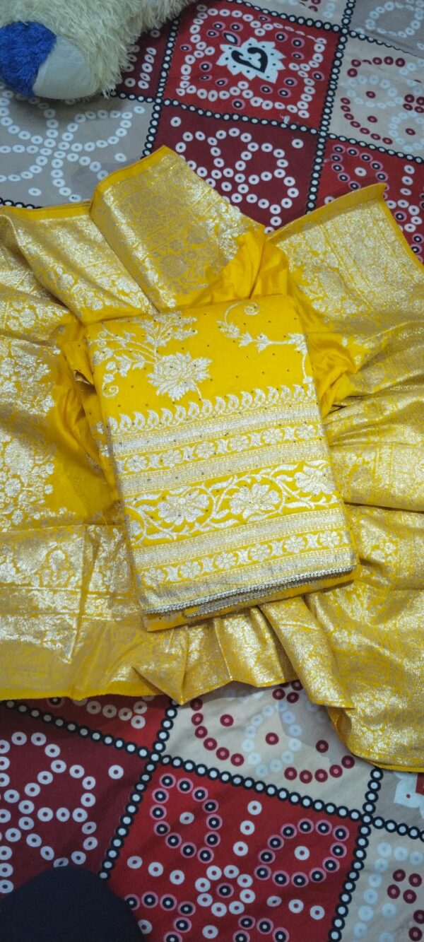 Stunning zari embroidery that adds royal grace